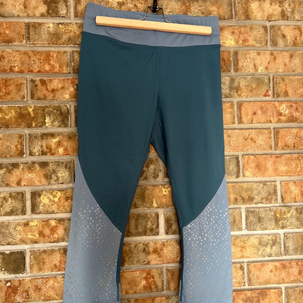 Fabletics Blue Stylish Capris